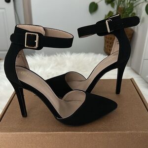 Woman’s Pointed Toe Heel size 8